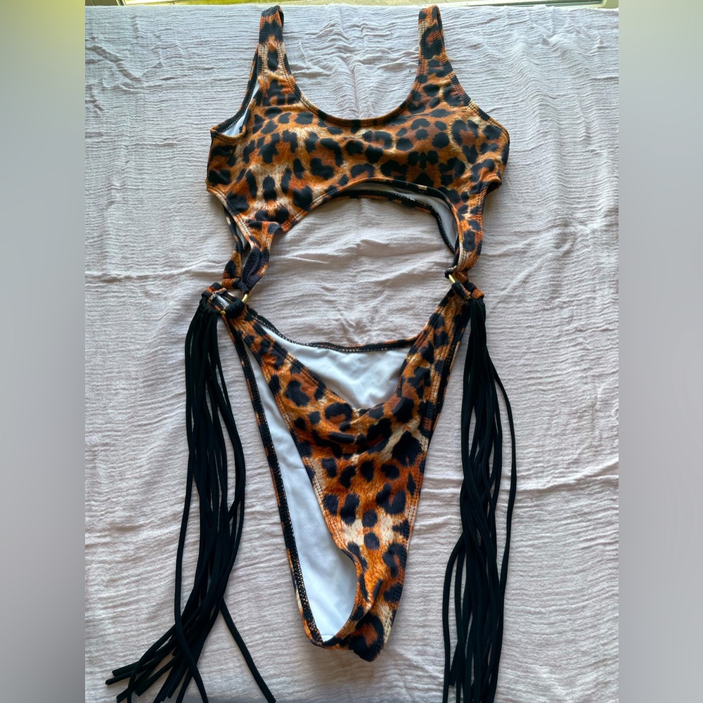 NWOT womens one piece swimsuit • Cut-Out • fringe • removable padding • small
